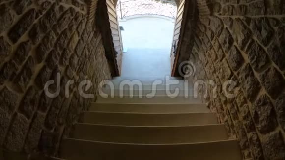 从一个古老的高楼梯到黑山敞开的大门景点和旧建筑远足和旅行视频的预览图