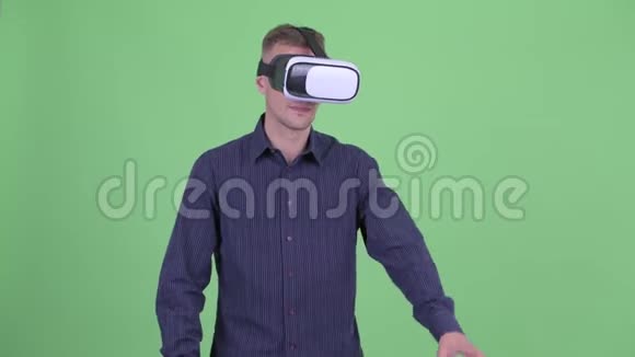 快乐帅哥商人使用虚拟现实耳机视频的预览图