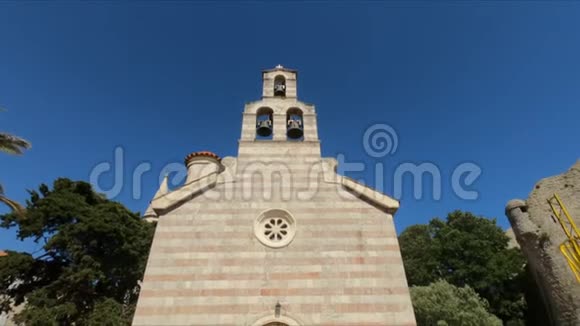 黑山莫拉卡美丽的修道院古老的十字架和建筑古老的旅行的慢动作的展示的视频的预览图