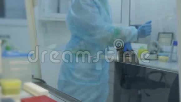 女医生戴上无菌手套化验员准备工作女人的手把外科医生视频的预览图