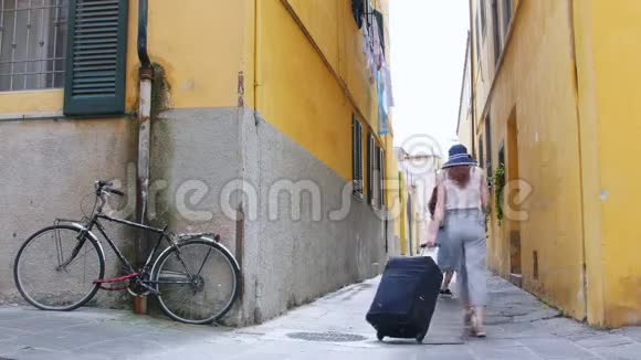 两个女人走进小巷直走其中一个提着一个手提箱视频的预览图