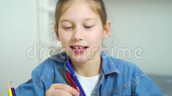 校园女孩玩得开心用彩色铅笔做脸视频的预览图