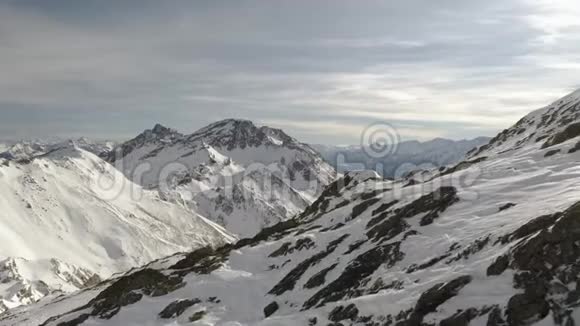 阿尔卑斯山脉无人机射击视频的预览图