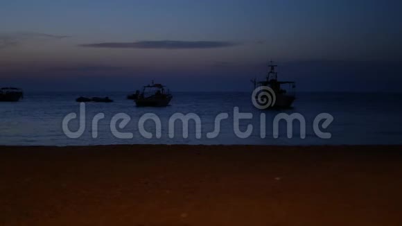 地中海海滨的形象夜间停泊渔船视频的预览图