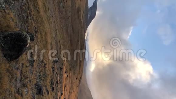 北高加索高山地形的垂直视频全景那里的山是悬崖天空和低阴云视频的预览图