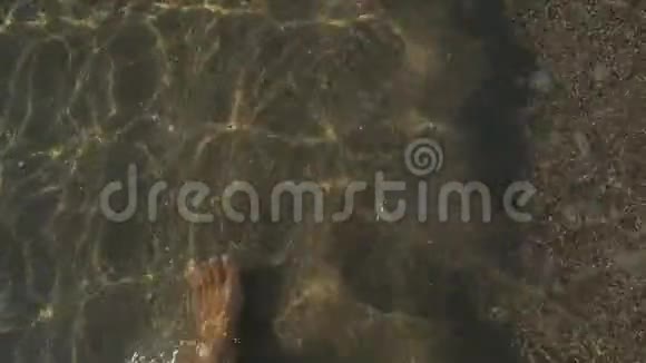女性的脚踩在海浪上视频的预览图