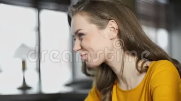 性格开朗的女性在餐厅喝咖啡和交流求职面试视频的预览图