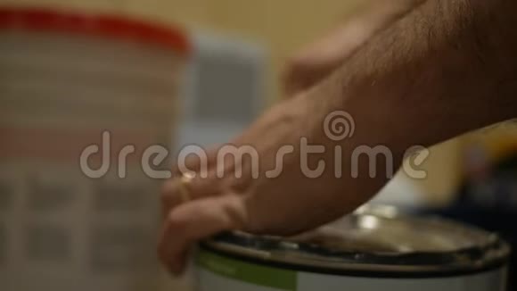 改造系列业主或承包商打开一罐油漆与油漆开罐器视频的预览图