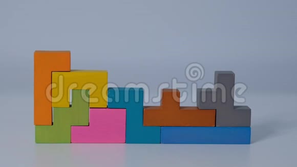 特写慢动作手持一块木块拼图木材立方体堆叠复杂而聪明的逻辑概念视频的预览图