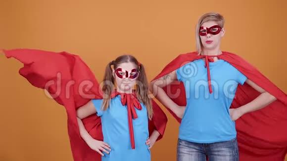 自信的超级英雄女孩和女人在慢镜头前摆姿势视频的预览图