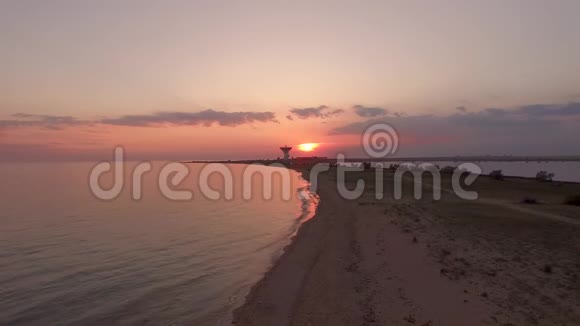 海滩上的红日落视频的预览图