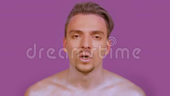 一个在紫色背景下表演拳击手的人视频的预览图