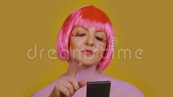 女人用黄色背景的手机视频的预览图