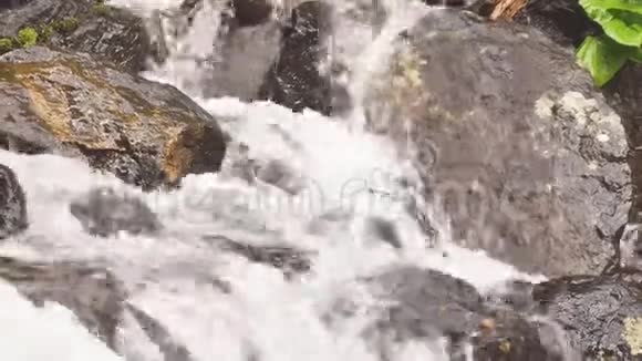 特写肆虐的高山瀑布美丽的风景视频的预览图