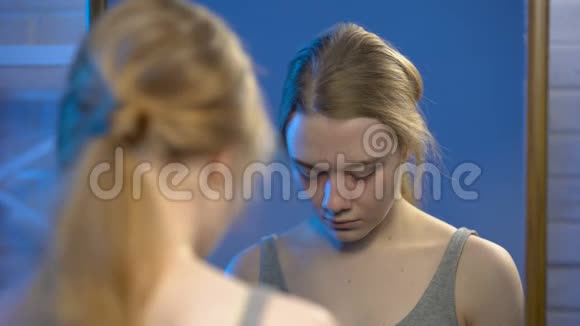 悲伤的年轻女性感到不安的镜子反射皮肤不完美不安全视频的预览图