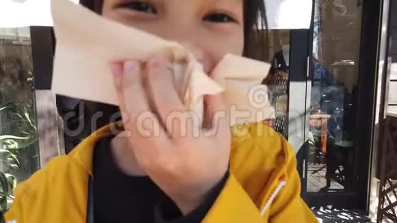 小女孩用餐巾擦嘴视频的预览图