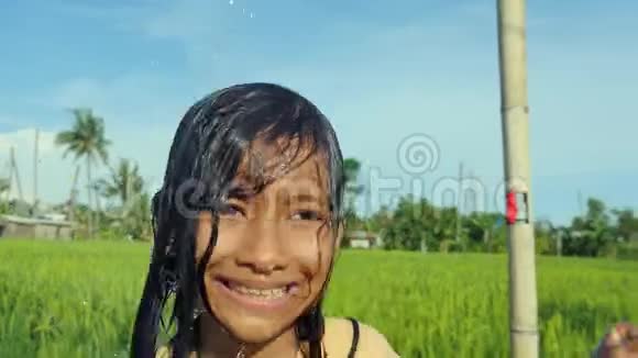 7岁或8岁的年轻快乐无忧无虑的漂亮孩子在美丽的稻田里嬉戏视频的预览图