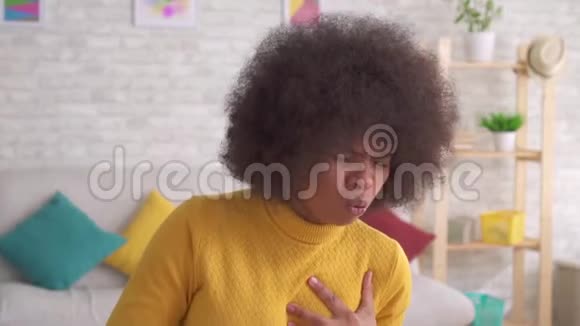 肖像美丽的非洲裔美国人发型突然哮喘发作是使用喷雾缓慢的莫视频的预览图