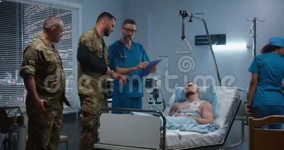 医生给医院里的士兵看X光视频的预览图