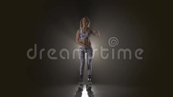 在康古做运动的女孩在雾霾中跳鞋慢动作视频的预览图