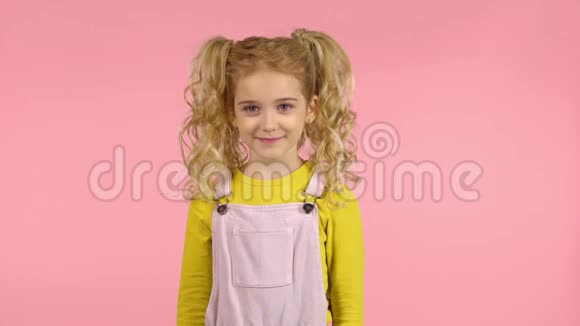 可爱的金发卷发女孩拍手视频的预览图