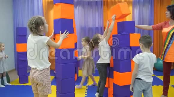 孩子们游戏室玩泡沫立方体视频的预览图