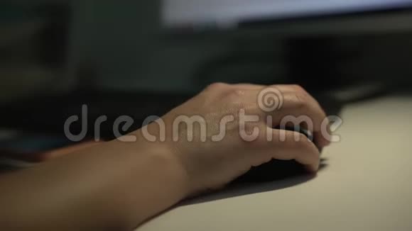 女人的手温柔的皮肤握着塑料电脑鼠标视频的预览图
