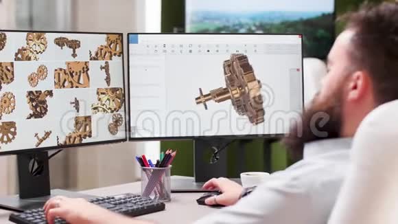 CAD工业工程师在创意媒体公司工作的肩膀镜头视频的预览图