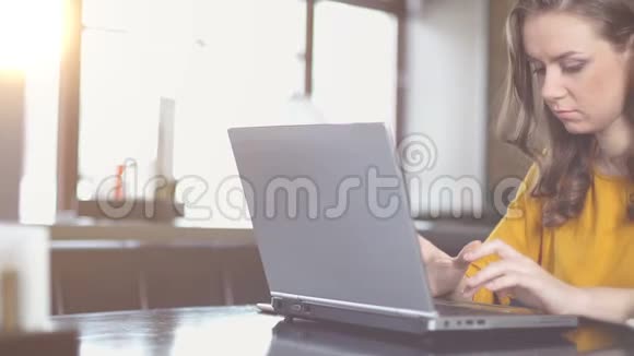 快乐的女性自由职业者完成项目关闭笔记本电脑和在咖啡馆放松视频的预览图