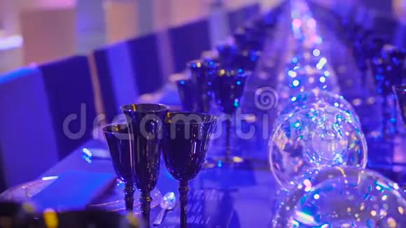 酒杯和菜肴的桌子设置餐厅的餐桌服务透明洁净眼镜和酒杯视频的预览图
