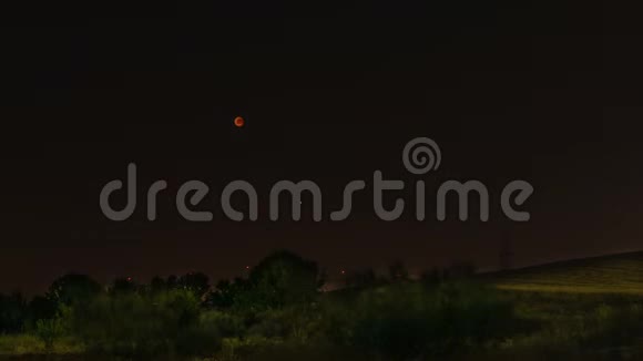 月全食的夜景视频的预览图