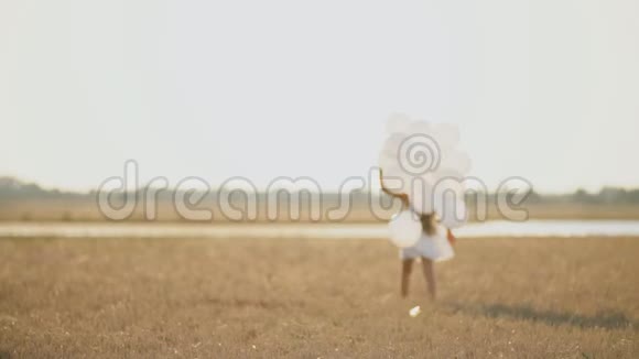 穿着白色裙子带着白色气球的女孩视频的预览图