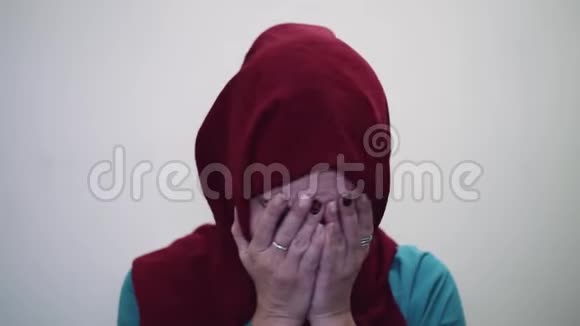 穆斯林妇女心烦意乱视频的预览图