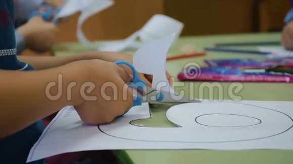 这个孩子用剪刀图形从纸上剪出来这孩子手很大孩子们创造力学前教育视频的预览图