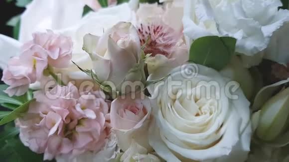 镜头在粉红色绣球花和白色玫瑰花束中缓慢的运动为节日准备精致的花束视频的预览图