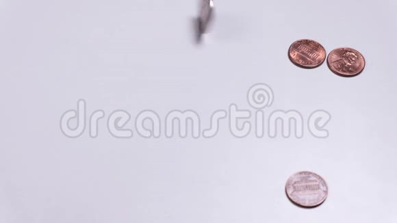 美国硬币旋转在一张白色的桌子上一分钱四分之一美元复制空间头或尾手里拿着钱视频的预览图