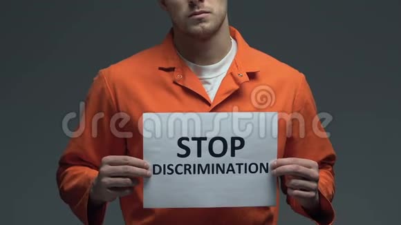 停止白人囚犯手中纸板上的歧视抗议视频的预览图