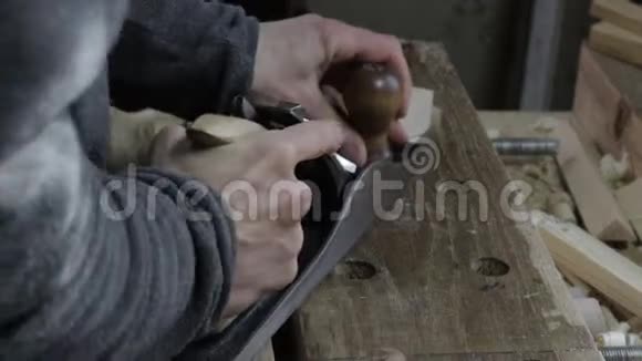 男木匠用千斤顶刨木木板做松木架子检查它是否符合尺寸视频的预览图