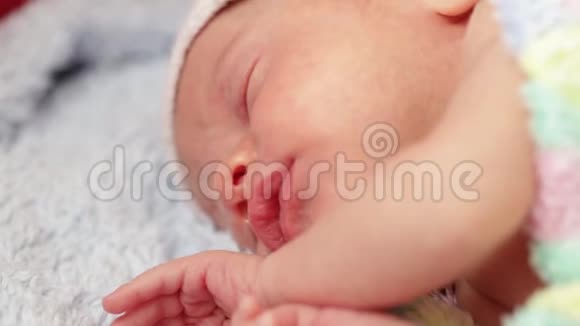 新生儿睡在婴儿床特写视频的预览图