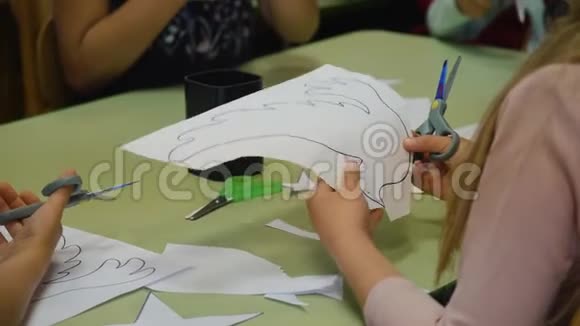 这个孩子用剪刀图形从纸上剪出来这孩子手很大孩子们创造力学前教育视频的预览图