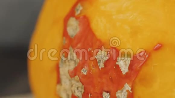 奶油南瓜汤烹饪健康食品刀把一个新鲜的橙色南瓜切成木桌上的切片宏观的4K视频的预览图