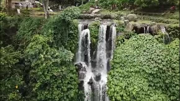 巴厘岛的塞库普尔瀑布视频的预览图