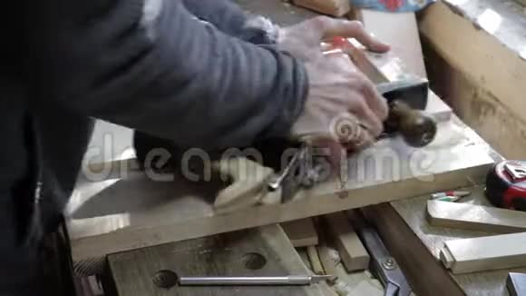 男木匠刨木板边用千斤顶刨松木架用于90度角完美的夹具视频的预览图