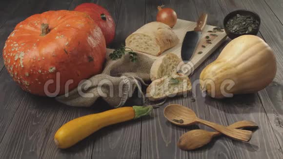 万圣节蔬菜的组成木桌背景装饰橙色和黄色南瓜洋葱种子南瓜f视频的预览图