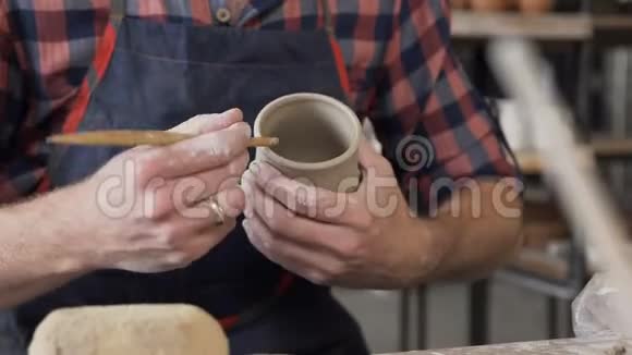 白种人男性用粘土工作视频的预览图