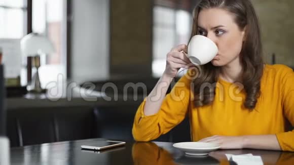 年轻女子在自助餐厅付账咖啡休息后返回工作岗位视频的预览图