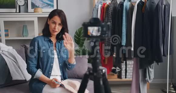 时尚博客慢镜头录制视频关于家里的衣服谈论视频的预览图