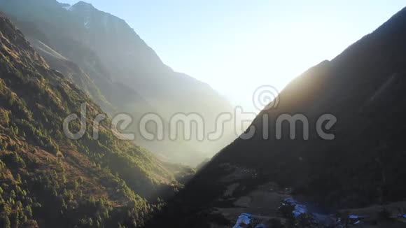 尼泊尔丘陵地区太阳升起视频的预览图