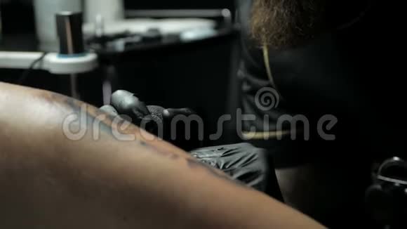 纹身师在男人手上纹身视频的预览图