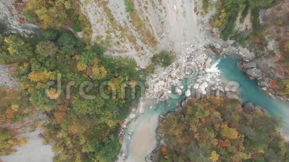 高空垂直观山河水面视频的预览图